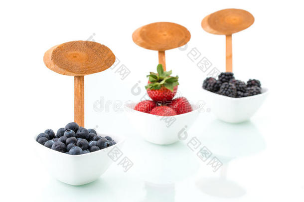 新鲜蓝莓，黑莓，草莓，招牌在碗里