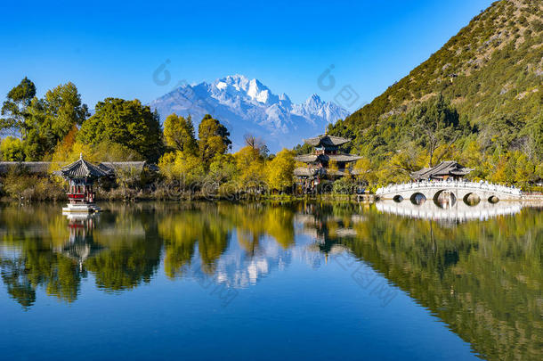 黑龙潭与<strong>玉龙雪山</strong>的倒影