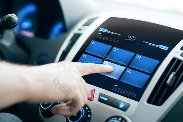 汽车控制面板屏幕上的手动按钮