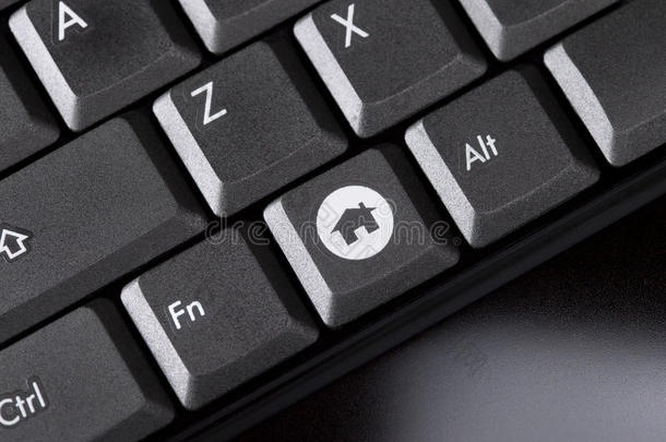 电脑键盘特写与家庭按钮