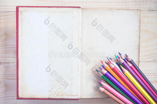 回到学校的概念。 木头上的书和旧铅笔