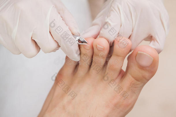 顾客脚趾甲被剪掉了