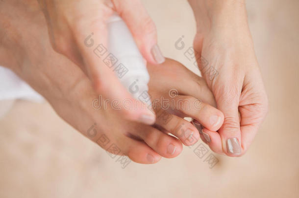 顾客脚趾甲被清洗