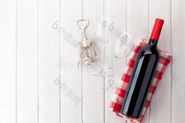 红酒瓶、玻璃杯和开瓶器