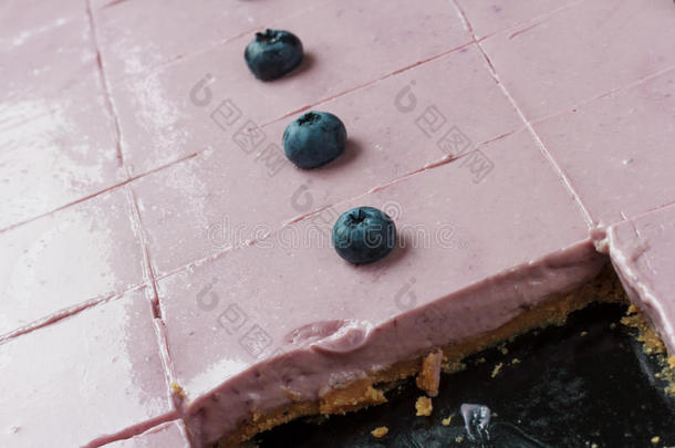 蓝莓芝士蛋糕。 粉红色，上面有蓝莓。