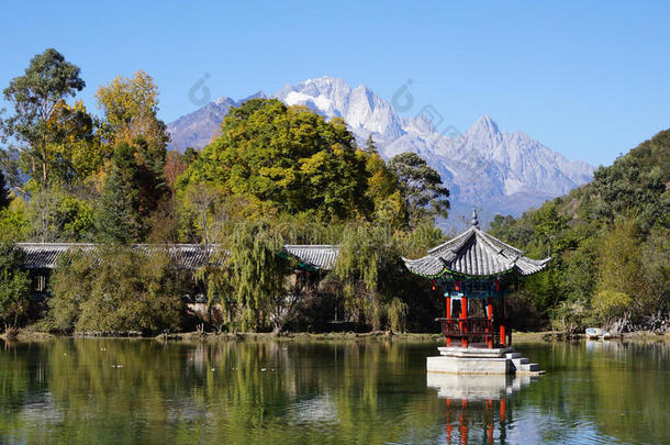 云南丽江黑龙潭<strong>玉龙雪山</strong>，