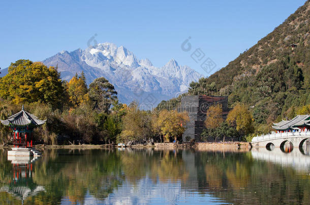 云南丽江黑龙潭玉龙雪山，