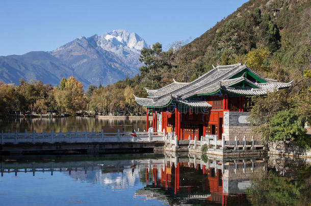 云南丽江黑龙潭玉龙雪山，