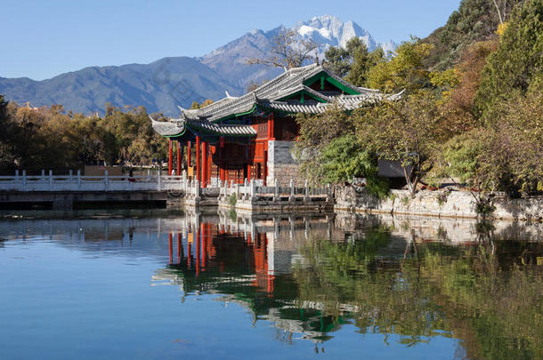 云南丽江黑龙潭玉龙雪山，