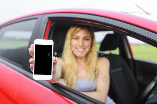 司机女人展示她的<strong>智能</strong>手机。