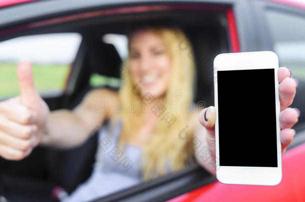 司机女人展示她的智能手机。