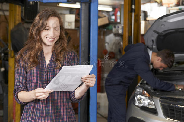 汽车修理厂的女顾客对汽车账单感到满意