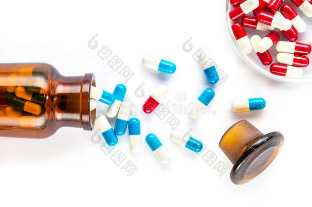 蓝色胶囊和红色胶囊与瓶子，医疗和医疗