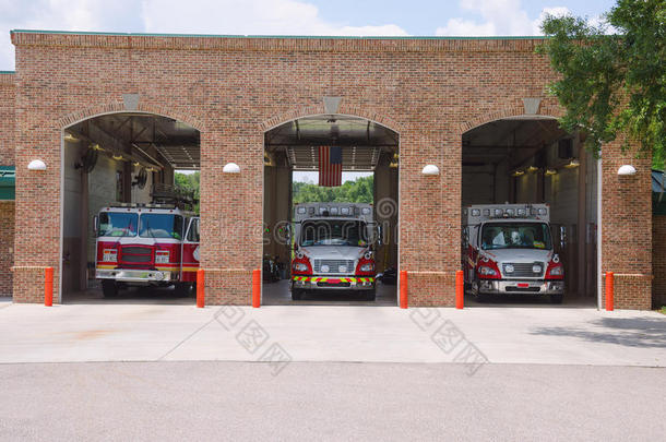 消防站消防站有护理人员和消防车