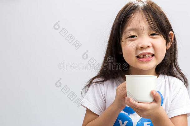 儿童饮用牛奶/儿童饮用牛奶背景