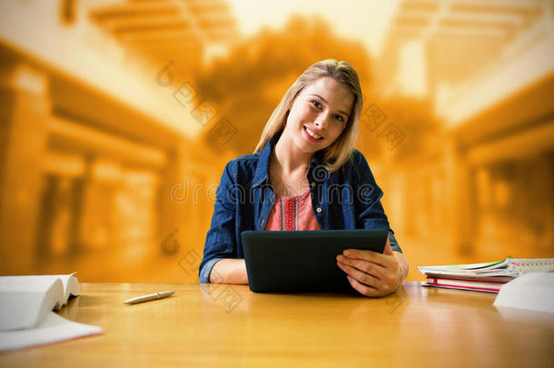 学生在图书馆学习的复合图像与平板电脑