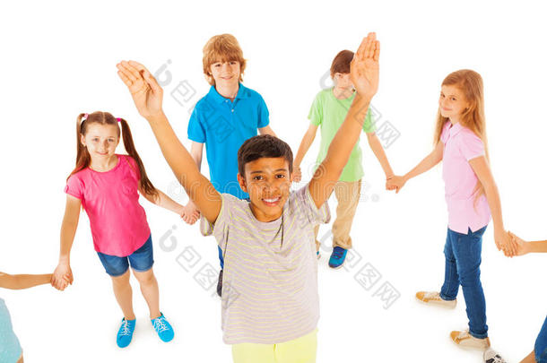 举起手的男孩站在朋友圈里