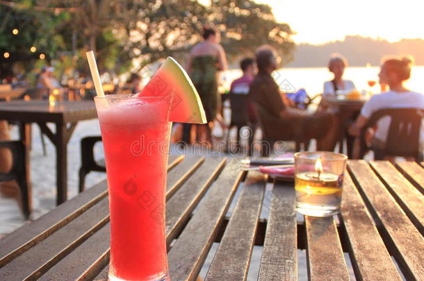 新鲜冰凉的西瓜汁在海滩上，露天咖啡馆