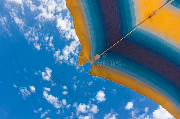 阳光明媚的夏日沙滩伞