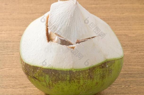 新<strong>鲜甜美</strong>的椰子在桌子上