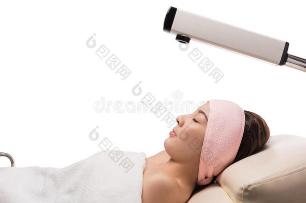美容治疗面部皮肤与臭氧面部蒸笼在水疗，面部蒸汽治疗