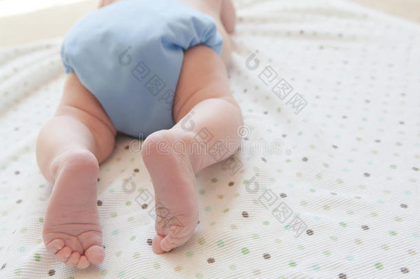 婴儿在移动时穿着布尿布