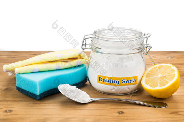 小苏打、柠檬、海绵和毛巾是有效的家居用品
