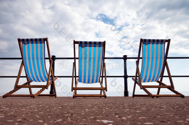英国海边夏天，天气不好。 废弃的躺椅，没有人。