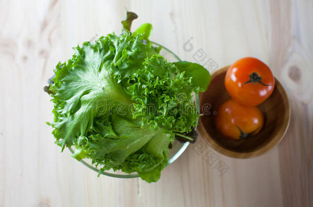 新鲜蔬菜沙拉与绿色橡木和番茄正在准备烹饪前。