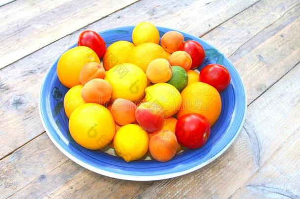 蓝色的碗，夏天的水果在一个质朴的白色木制背景上