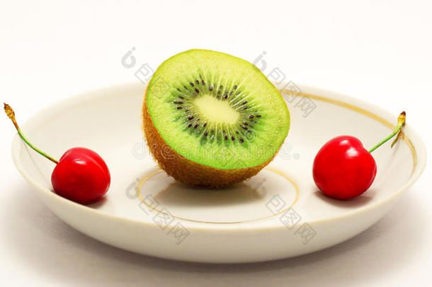 盘子上的水果。 猕猴桃和樱桃。 健康的食物。