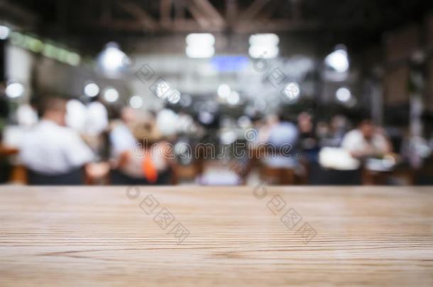 模糊的人在餐厅酒吧咖啡馆的背景