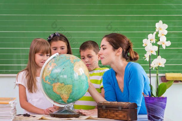 孩子们在学校学习地球、<strong>地理知识</strong>