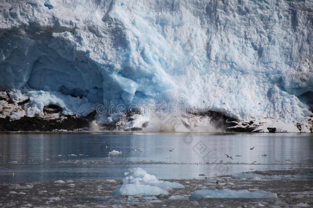 蓝色的冰和小冰山。 北极斯瓦尔巴的冰川前沿