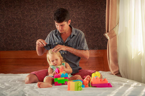 女孩玩玩具<strong>建造师</strong>父亲刷她的头发