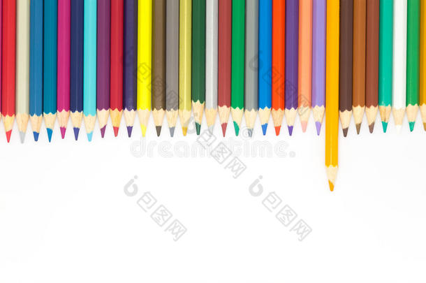 在白色背景上画彩色铅笔，在白色背景上画彩色铅笔，在白色背景上画多种颜色的木制铅笔