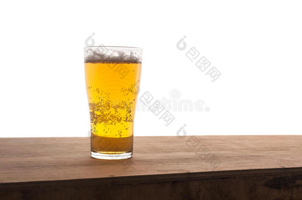 <strong>木条</strong>上的一杯啤酒被隔离