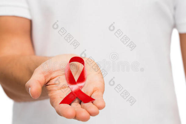 手与红色艾滋病或艾滋病毒意识丝带