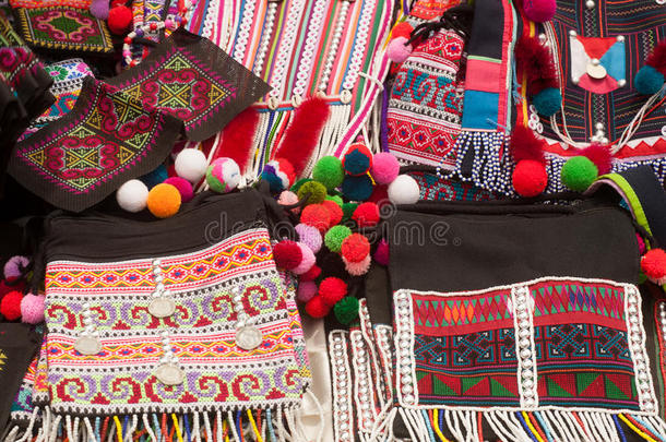 米恩少数民族山区部落的五颜六色的衣服。