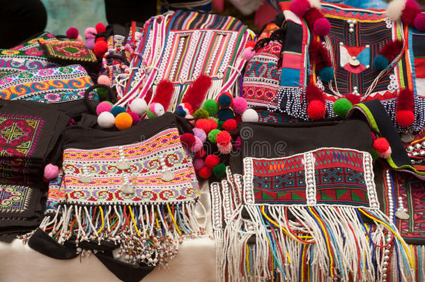 泰国梅因少数民族山区部落的五颜六色的衣服。
