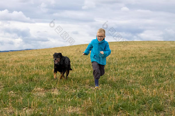 男孩和狗一起跑