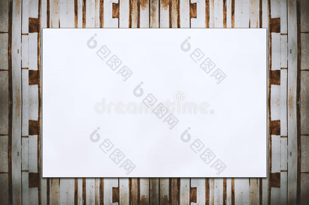 空白折叠纸海报挂在木墙上