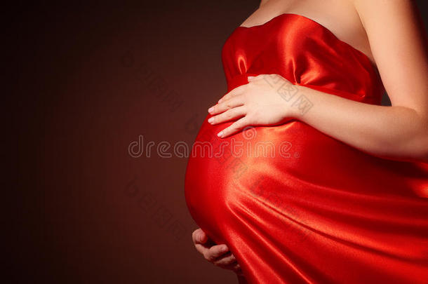穿着红色丝绸连衣裙的<strong>孕</strong>妇肚子滚滚