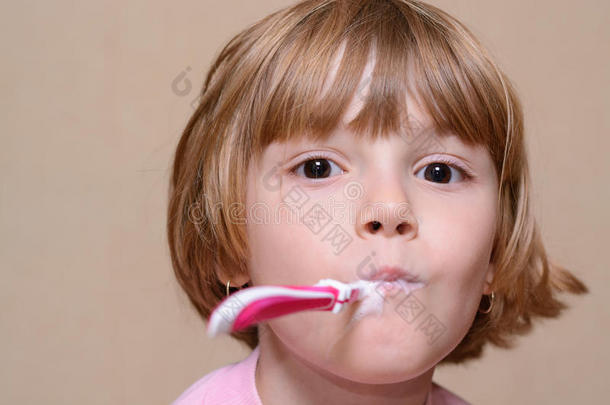 女孩用牙刷刷牙