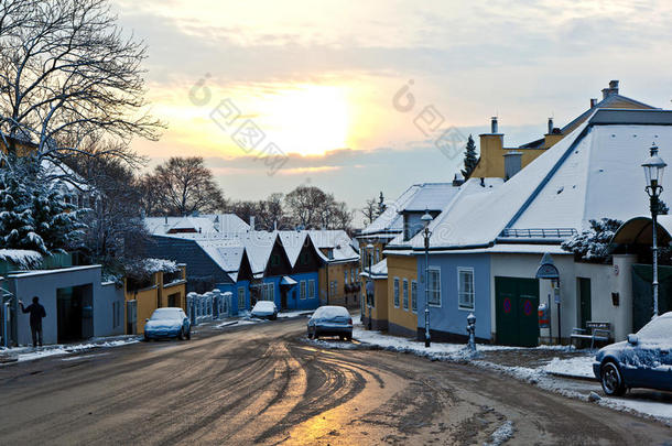 冬日清晨阳光下的微笑村