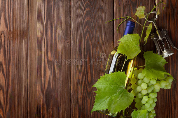 一串葡萄，白色酒瓶和开瓶器