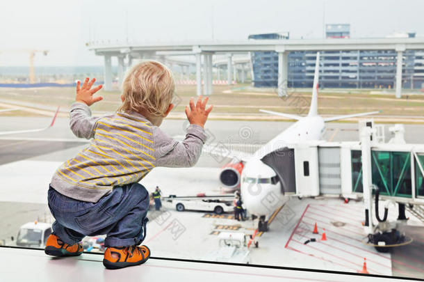 儿童，机场，<strong>旅行</strong>，婴儿，家庭，假期，大门，男孩，飞机，飞机，飞机，乘客，登机，<strong>出发</strong>，夏天，等待