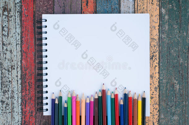 素描书和老式木桌上的彩色铅笔