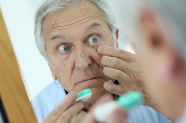 接触老年人眼睛眼部护理健康