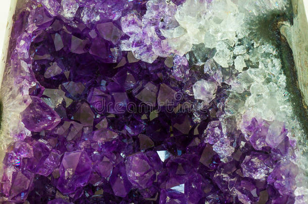 关闭紫水晶晶体，一个半珍贵的宝石